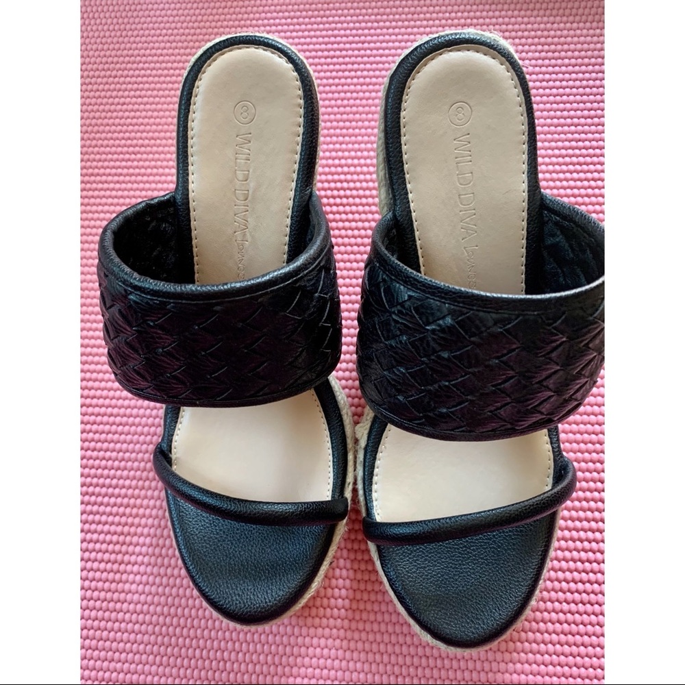 Black wedges